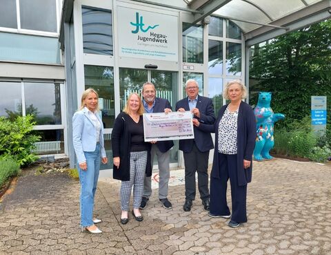 Die Freude ist groß bei: (v.l.n.r.)  Barbara Martetschläger, kaufmännische Direktorin, Karola und Karl Beising, Heinz Brennenstuhl, 1.Vorsitzender HegauHELDEN, Ina Rathje, Pflegedirektorin. Bild: HJW